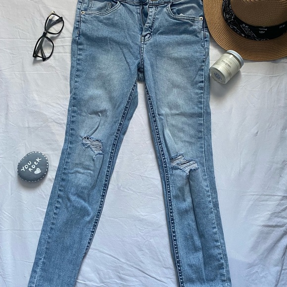 ARDENE high waisted straight leg ripped jeans - Picture 5 of 5